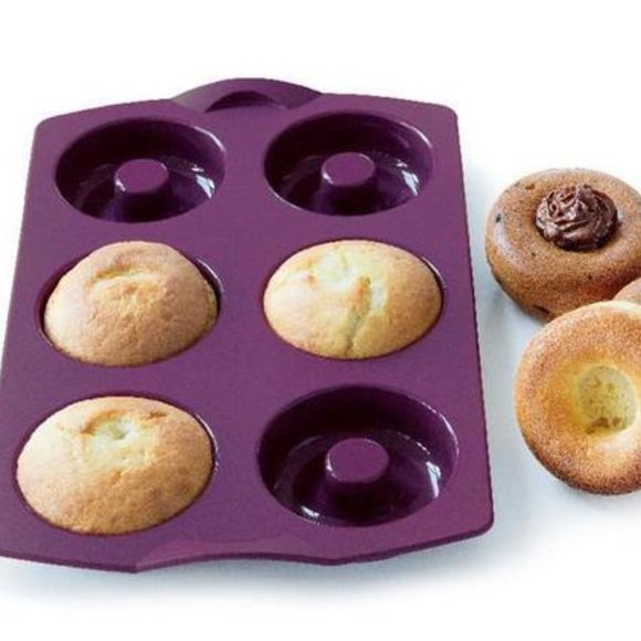 New Tupperware Silicone Baking Mold Ring Form Doughnut Donut - Picture 1 of 3